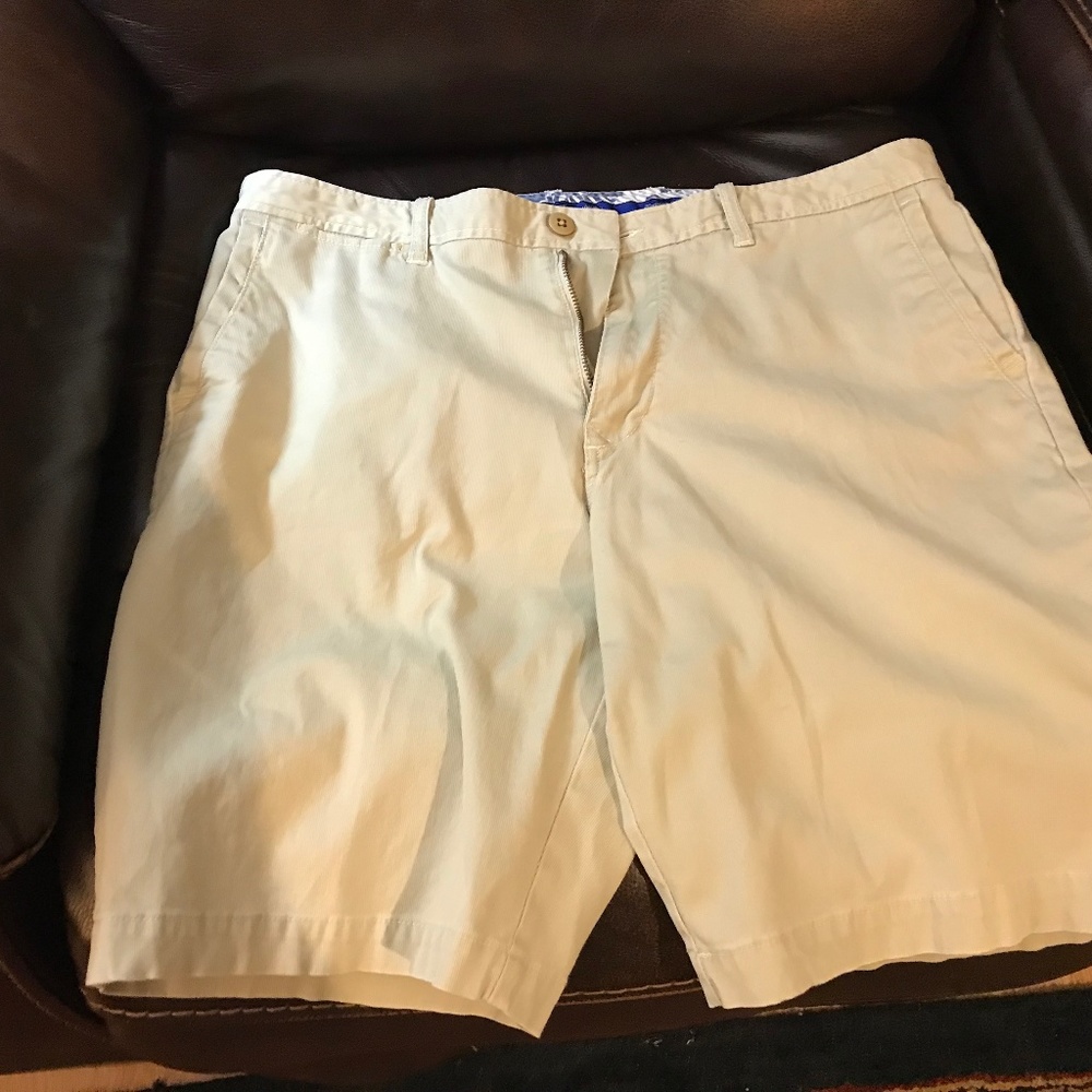 GENTLY USED MENS TOMMY BAHAMA SHORTS ..10 INCH INSEAM, 35 INCH WAIST